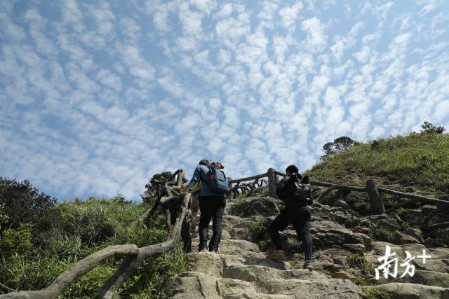 4月28日“深圳十峰”全民健身登山活動(dòng)啟動(dòng)儀式在鵬城第一峰梧桐山舉行。經(jīng)過近一個(gè)月的宣傳預(yù)熱，“深圳十峰”終于拉開序幕，正式亮相。