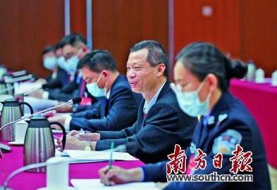 省第十三次黨代會(huì)代表在討論十二屆省委報(bào)告